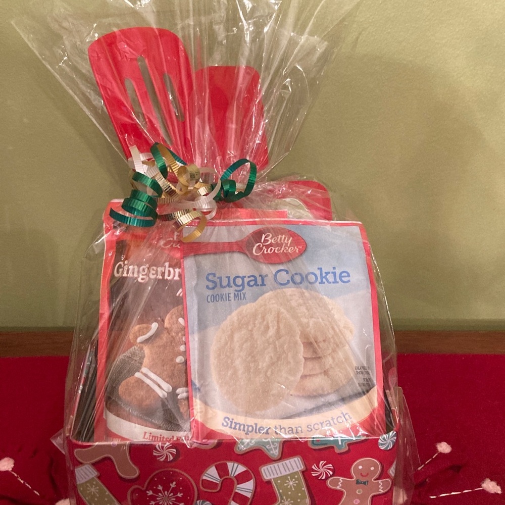 Gingerbread & sugar cookie mixes Betty Crocker decorative tin gift set.